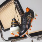 Johan Cruijff Instagram – Relive the golden era of football with the PUMA KING Legends Pack, a tribute to Johan.
Inspired by the iconic footballing era of the ‘70s, these boots capture the essence of Cruyff’s iconic play and the magic of his era. #CruyffLegacy #PUMA #KINGLegends