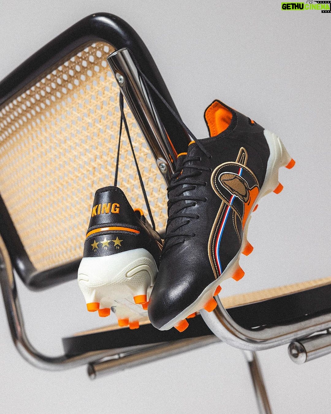 Johan Cruijff Instagram - Relive the golden era of football with the PUMA KING Legends Pack, a tribute to Johan. Inspired by the iconic footballing era of the ‘70s, these boots capture the essence of Cruyff’s iconic play and the magic of his era. #CruyffLegacy #PUMA #KINGLegends