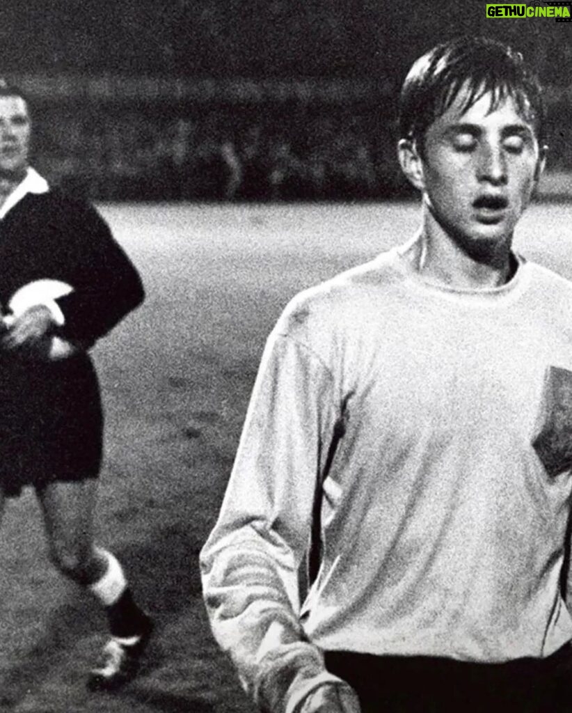 Johan Cruijff Instagram - 🔙 #OnThisDay in 1966, 19-year-old @JohanCruyff made his debut in a European qualifying match against Hungary in which he scored the second goal. 🇳🇱💫 #NothingLikeOranje #CruyffLegacy