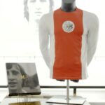 Johan Cruijff Instagram - Legendary kit for a football legend. 🤍❤️🤍 #vooraltijdnr14 #CruyffLegacy