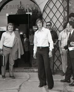 Johan Cruijff Instagram - 13 August 1973, the day @johancruyff was signed 50 anys del fitxatge de Johan Cruyff com a jugador del Barça 50 años del fichaje de Cruyff