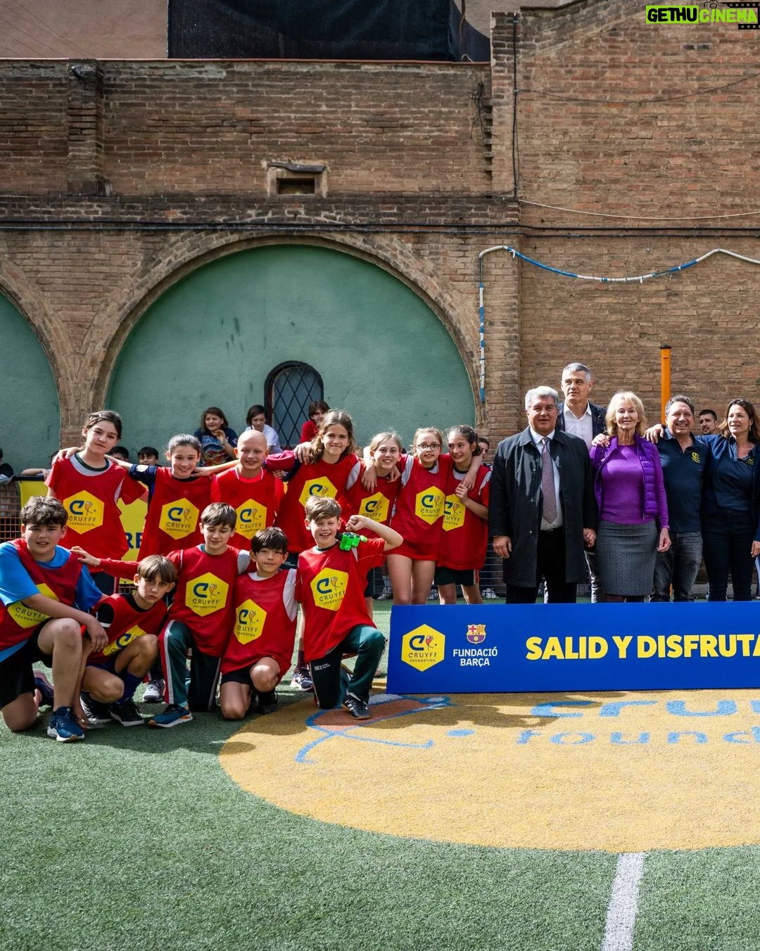 Johan Cruijff Instagram - Great day to celebrate @johancruyff's social legacy! 💛 Twenty years with Barça Foundation and together we continue what Johan started. Go out and enjoy! 👊🏼 .. Gran día para celebrar el legado social de Johan Cruyff! 💛 Veinte años de la mano de la @fundaciofcb y juntos continuamos lo que Johan comenzó. ¡Salid y disfrutad! 👊🏼 .. .. #CruyffLegacy Escola Especialitzada la Sagrera