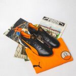 Johan Cruijff Instagram – Relive the golden era of football with the PUMA KING Legends Pack, a tribute to Johan.
Inspired by the iconic footballing era of the ‘70s, these boots capture the essence of Cruyff’s iconic play and the magic of his era. #CruyffLegacy #PUMA #KINGLegends