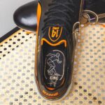 Johan Cruijff Instagram – Relive the golden era of football with the PUMA KING Legends Pack, a tribute to Johan.
Inspired by the iconic footballing era of the ‘70s, these boots capture the essence of Cruyff’s iconic play and the magic of his era. #CruyffLegacy #PUMA #KINGLegends