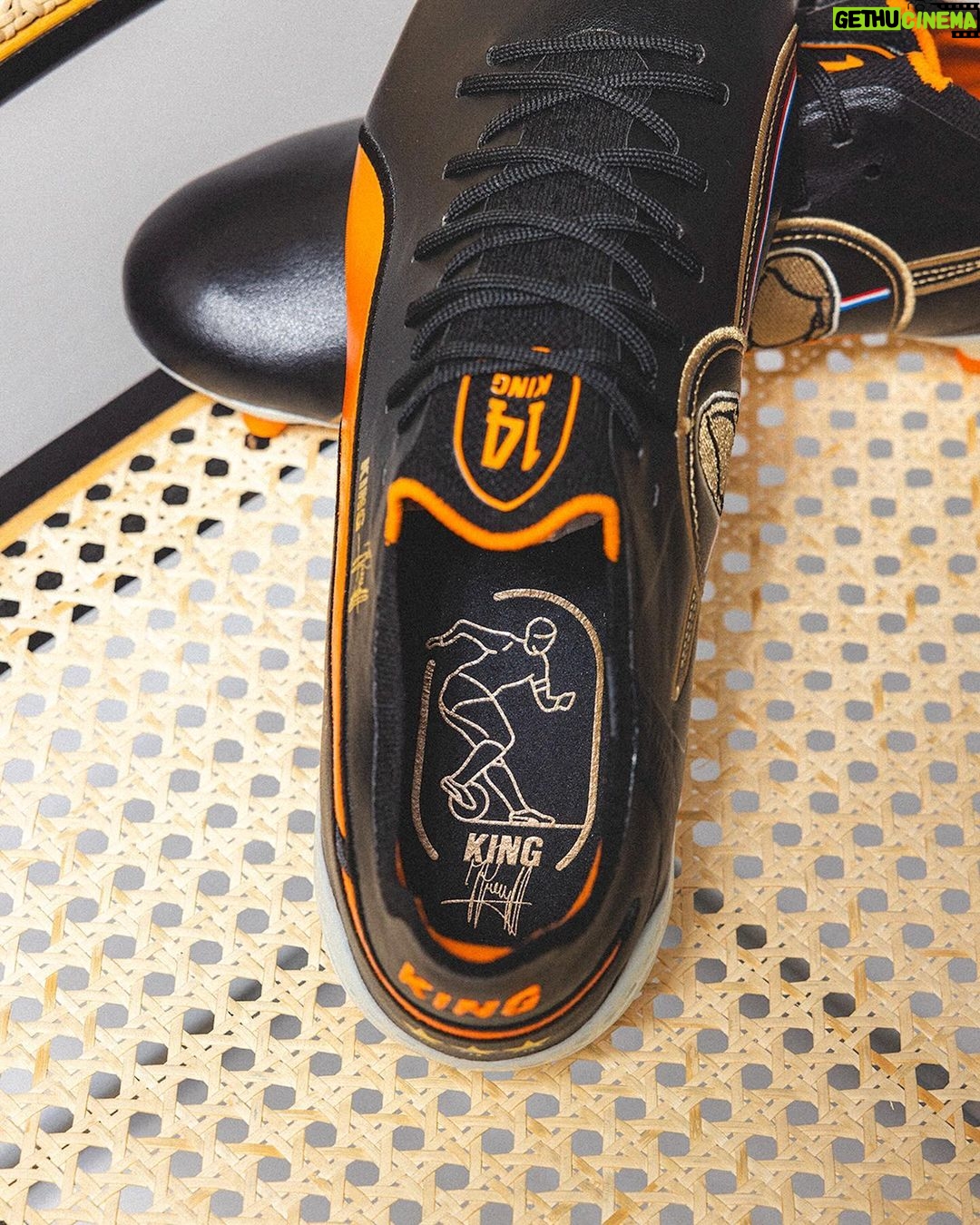 Johan Cruijff Instagram - Relive the golden era of football with the PUMA KING Legends Pack, a tribute to Johan. Inspired by the iconic footballing era of the ‘70s, these boots capture the essence of Cruyff’s iconic play and the magic of his era. #CruyffLegacy #PUMA #KINGLegends