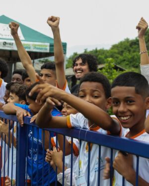 Johan Cruijff Instagram - We are proud Cruyff Court Pelé has been openend in Santos marking the milestone of the 300th Cruyff Court in the world by paying tribute to two legends: Pelé and Cruyff

This court brings opportunities to the kids and will continue to cement the amazing legacy of two of greatest players in history. The bond between Johan and Edson is as strong as ever with this 300th Court.

🇧🇷 
Nós estamos orgulhosos em anunciar que o Cruyff Court Pelé foi aberto em Santos, atingindo a marca de 300 Cruyff Court no mundo, em homenagem a duas lendas: Pelé e Cruyff.

Este espaço traz oportunidades para crianças e continua a consolidar o legado incrível de dois dos maiores jogadores na história. A ligação entre Johan e Edson é maior do que nunca com esta quadra.