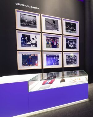Johan Cruijff Instagram - 🔙 #TBT to remember Johan at @fcbarcelona in the week that the countdown to Barça's 125th anniversary has just begun.

Happy 124th Anniversary, @fcbarcelona. 🎂 

#CruyffLegacy