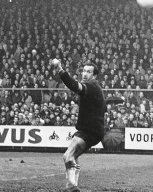 Johan Cruijff Instagram - 🔙 #TBT to November 15th, 1964, when Johan made his competitive debut for @afcajax

#CruyffLegacy
