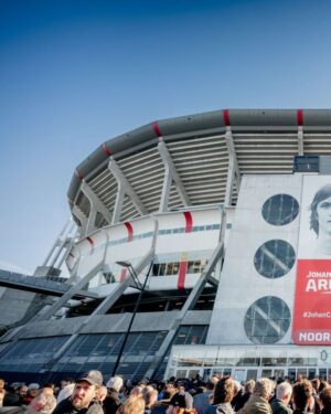 Johan Cruijff Instagram - 🔙 #TBT - 3 years ago in August, Ajax unveiled a Johan Cruyff statue gifted by @afcajax fans outside the @johancruijffarena 🙌

#CruyffLegacy