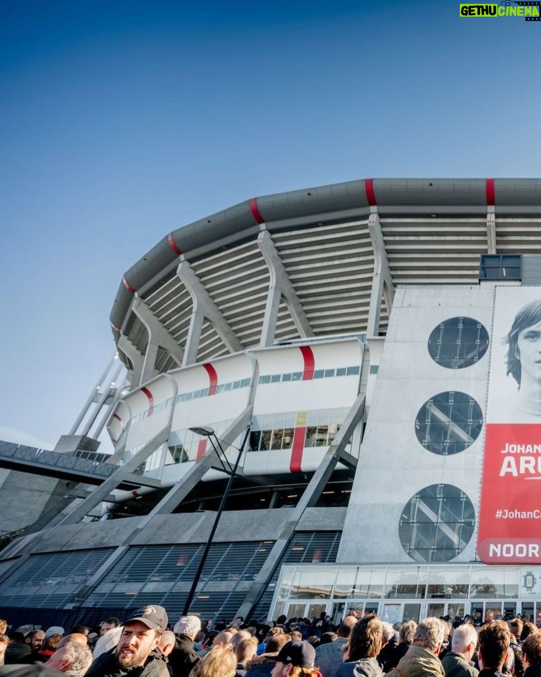Johan Cruijff - 127.7K Likes - 🔙 #TBT - 3 years ago in August, Ajax unveiled a Johan Cruyff statue gifted by @afcajax fans outside the @johancruijffarena 🙌
#CruyffLegacy