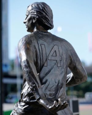 Johan Cruijff Instagram - 🔙 #TBT - 3 years ago in August, Ajax unveiled a Johan Cruyff statue gifted by @afcajax fans outside the @johancruijffarena 🙌

#CruyffLegacy