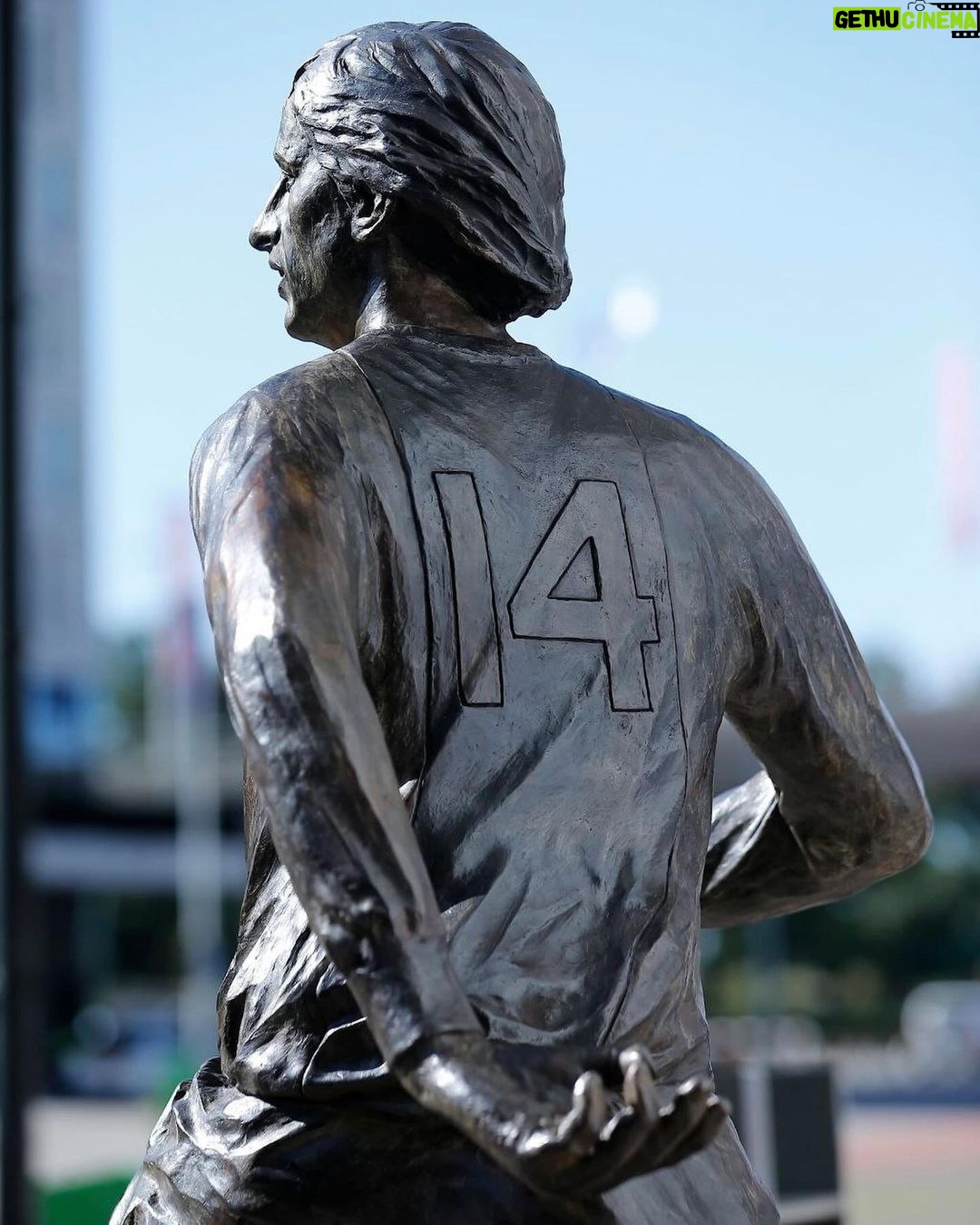 Johan Cruijff - 127.7K Likes - 🔙 #TBT - 3 years ago in August, Ajax unveiled a Johan Cruyff statue gifted by @afcajax fans outside the @johancruijffarena 🙌
#CruyffLegacy