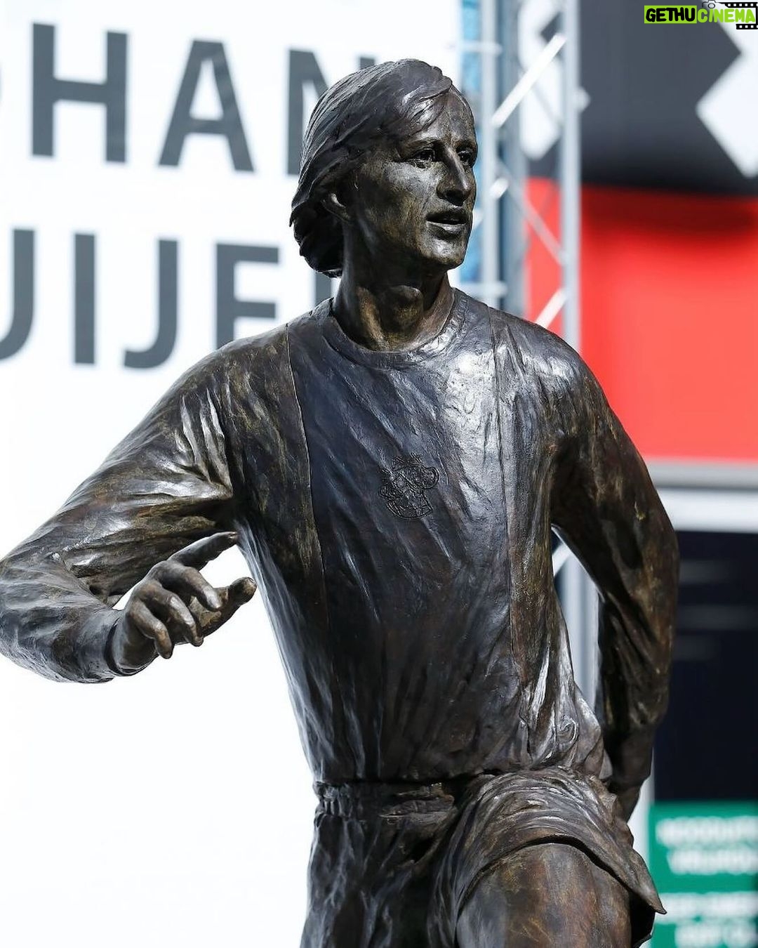 Johan Cruijff - 127.7K Likes - 🔙 #TBT - 3 years ago in August, Ajax unveiled a Johan Cruyff statue gifted by @afcajax fans outside the @johancruijffarena 🙌
#CruyffLegacy