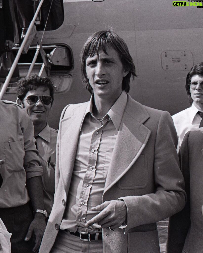 Johan Cruijff Instagram - 13 August 1973, the day @johancruyff was signed 50 anys del fitxatge de Johan Cruyff com a jugador del Barça 50 años del fichaje de Cruyff