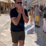 John Barrowman Instagram - My Cersei Lannister Game of Thrones Moment. Dubrovnik Croatia. Kings Landing Shame!! . . #lgbtqia #gay #got #iamoutbound🏳️‍🌈 #dubrovnok #oldtown #gaytravel #houselannister #shame 𝐃𝐔𝐁𝐑𝐎𝐕𝐍𝐈𝐊 𝐎𝐋𝐃 𝐓𝐎𝐖𝐍