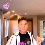 John Barrowman Instagram - Getting ready for a walk. #trendingreels #trending #lgbtqia #gayman #dance #travel #bored