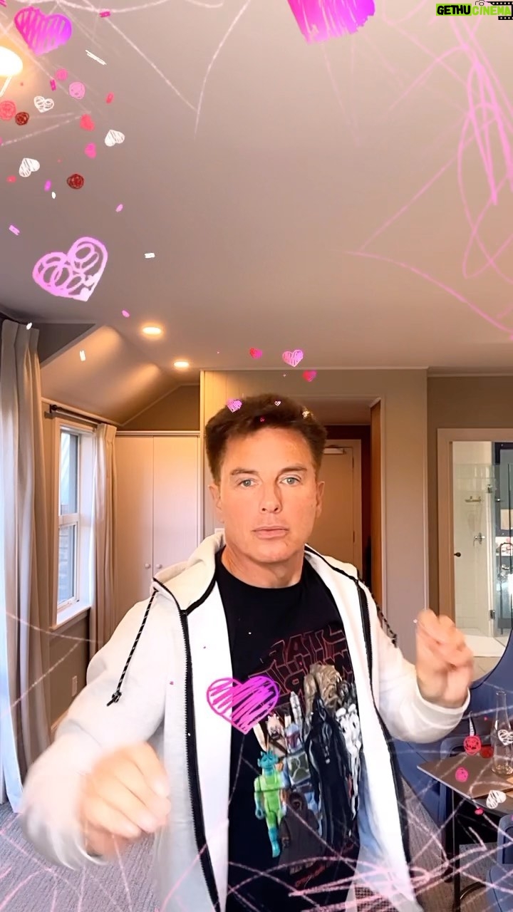 John Barrowman Instagram - Getting ready for a walk. #trendingreels #trending #lgbtqia #gayman #dance #travel #bored