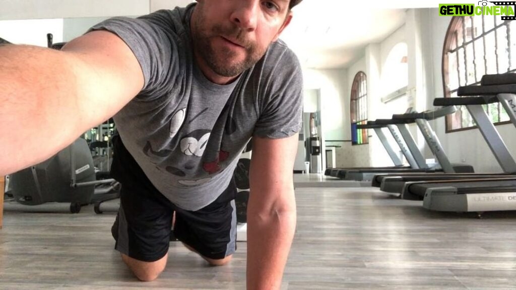 John Krasinski Instagram - Challenged by @prattprattpratt to do 25 push-ups for a great cause called MVP. #MergingVetsandPlayers check it out and donate at www.vetsandplayers.org @therock and @ChrisEvans you’re up!