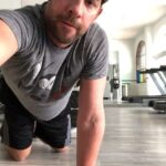John Krasinski Instagram - Challenged by @prattprattpratt to do 25 push-ups for a great cause called MVP. #MergingVetsandPlayers check it out and donate at www.vetsandplayers.org @therock and @ChrisEvans you’re up!