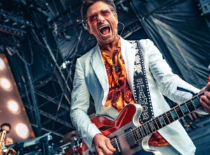 John Stamos Instagram - Hanging with my old buddy, Dave Grohl. Epic day. Crowd was wild. Thank you for having us @seahearnow! @hurleyhurley - your 📸work is stunning ! Check him out.  Also old pal, @kevinmazur.  LOVE @talldaddy90210 and @gibsonguitar - best tubs, @ludwigdrumshq