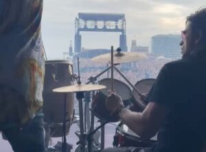 John Stamos Instagram - Hanging with my old buddy, Dave Grohl. Epic day. Crowd was wild. Thank you for having us @seahearnow! @hurleyhurley - your 📸work is stunning ! Check him out.  Also old pal, @kevinmazur.  LOVE @talldaddy90210 and @gibsonguitar - best tubs, @ludwigdrumshq