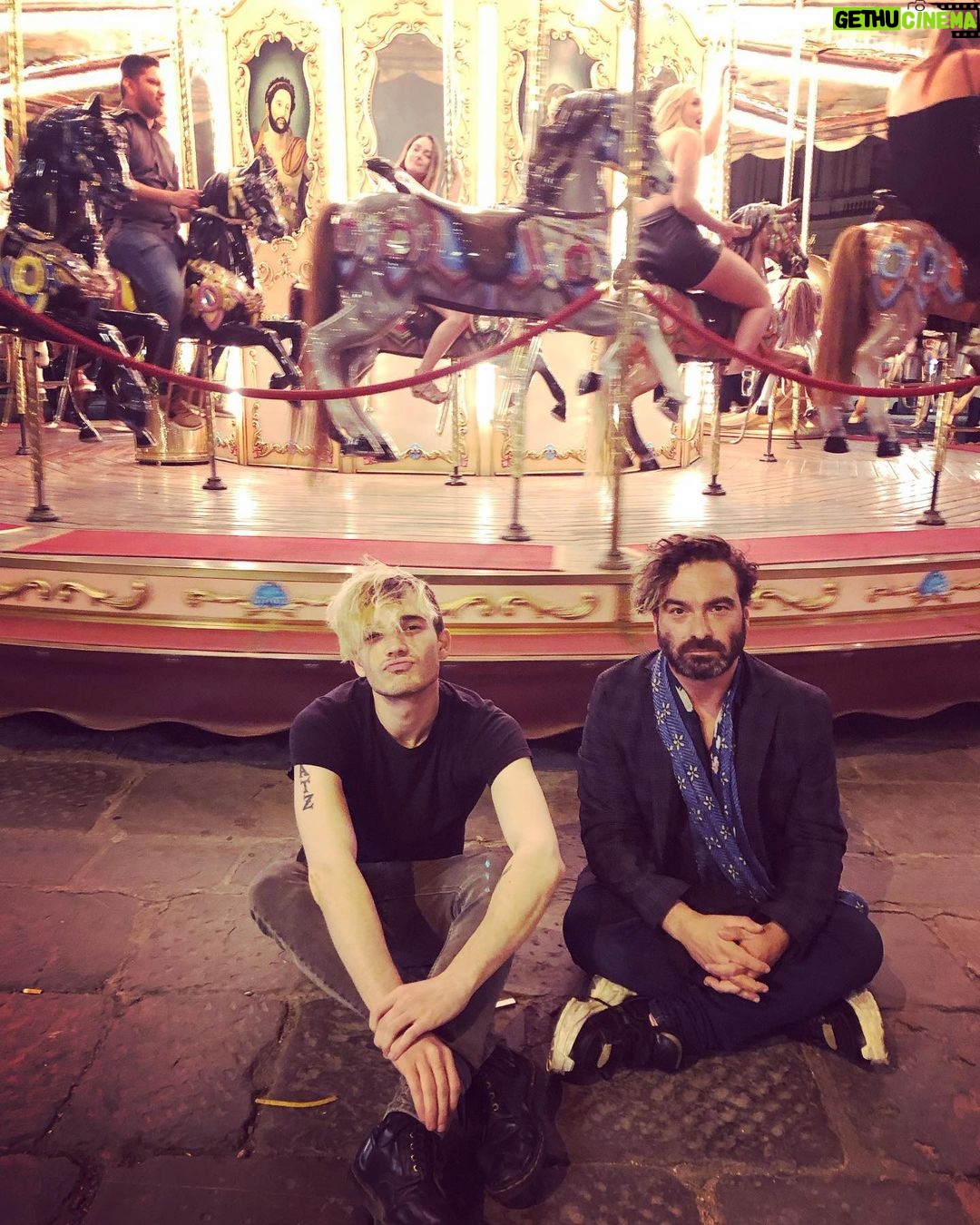 Johnny Galecki Instagram - #lifewithpooks @badflowerjosh ❤️ you, Florence.