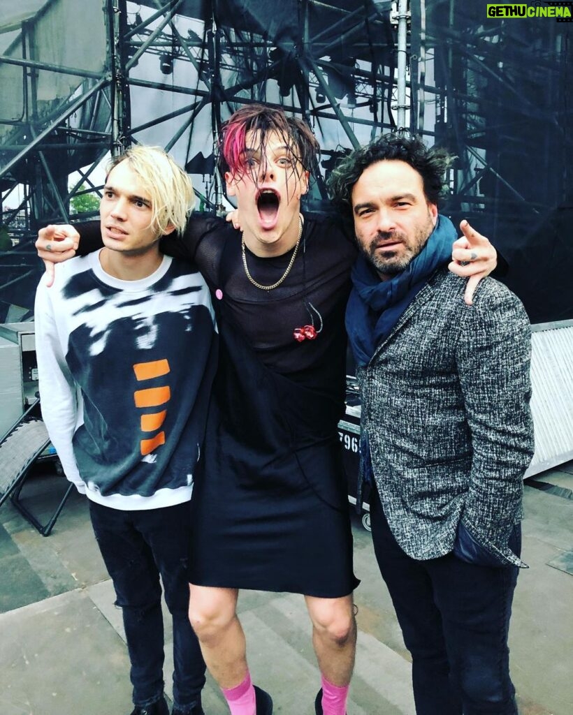 Johnny Galecki Instagram - @badflowerjosh will someday learn which camera to look at. @yungblud ❤❤❤