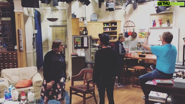 Johnny Galecki Instagram - First rehearsal of the final scene. @bigbangtheory_cbs #bts @kaleycuoco @therealjimparsons #simonhelberg @kunalkarmanayyar @themelissarauch @missmayim Director: @cinder9la