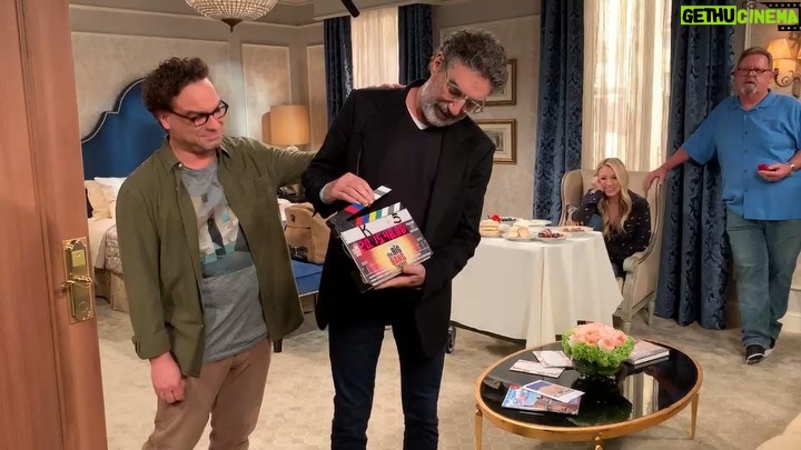 Johnny Galecki Instagram - The incomparable #chucklorre on clapboard for the final take of the final live scene of the final episode. @bigbangtheory_cbs ❤️