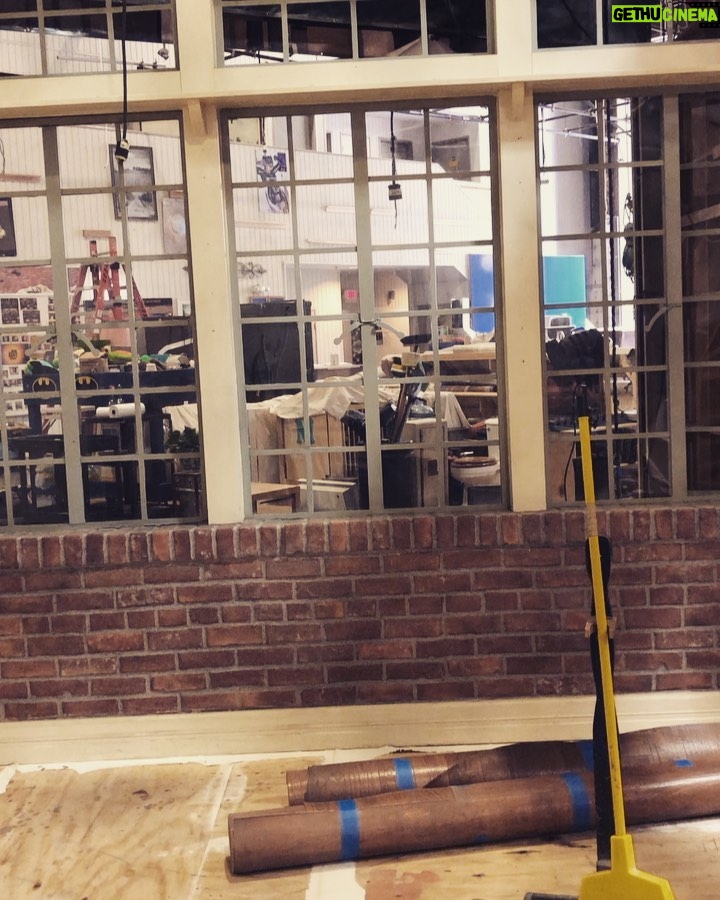 Johnny Galecki Instagram - Breaking down the @bigbangtheory_cbs sets on Warner Bros Stage 25. Coincidental soundtrack apropos.