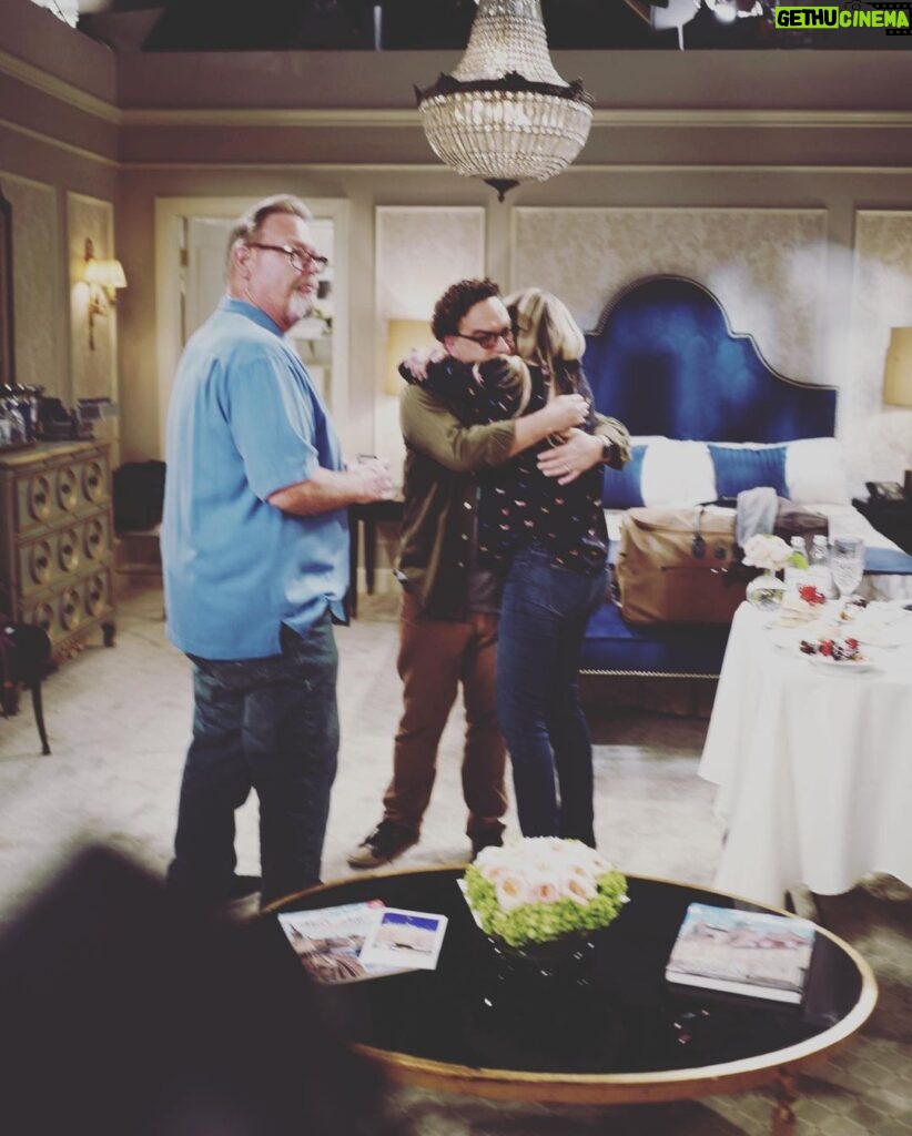 Johnny Galecki Instagram - Filming Leonard’s & Penny’s last scene. @kaleycuoco (Throwing grapes at photographers is a favorite pastime.)