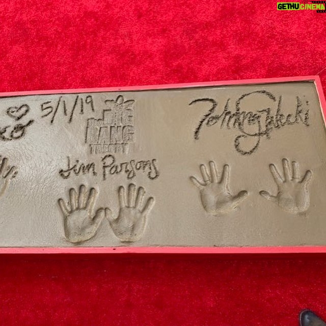 Johnny Galecki Instagram - Head still spinning from yesterday’s ceremonies and festivities. @chinesetheatres is the first landmark I visited the very first time I came to Los Angeles when I was 11 years old. Such an incredible honor to have my handprints forever next to heroes such as Fred Astaire, Jimmy Stewart, Jack Lemmon, Sidney Poitier, Ava Gardner, etc., etc. Thank you, again. #dream #bucketlist @kaleycuoco @therealjimparsons #simonhelberg @kunalkarmanayyar @themelissarauch @missmayim