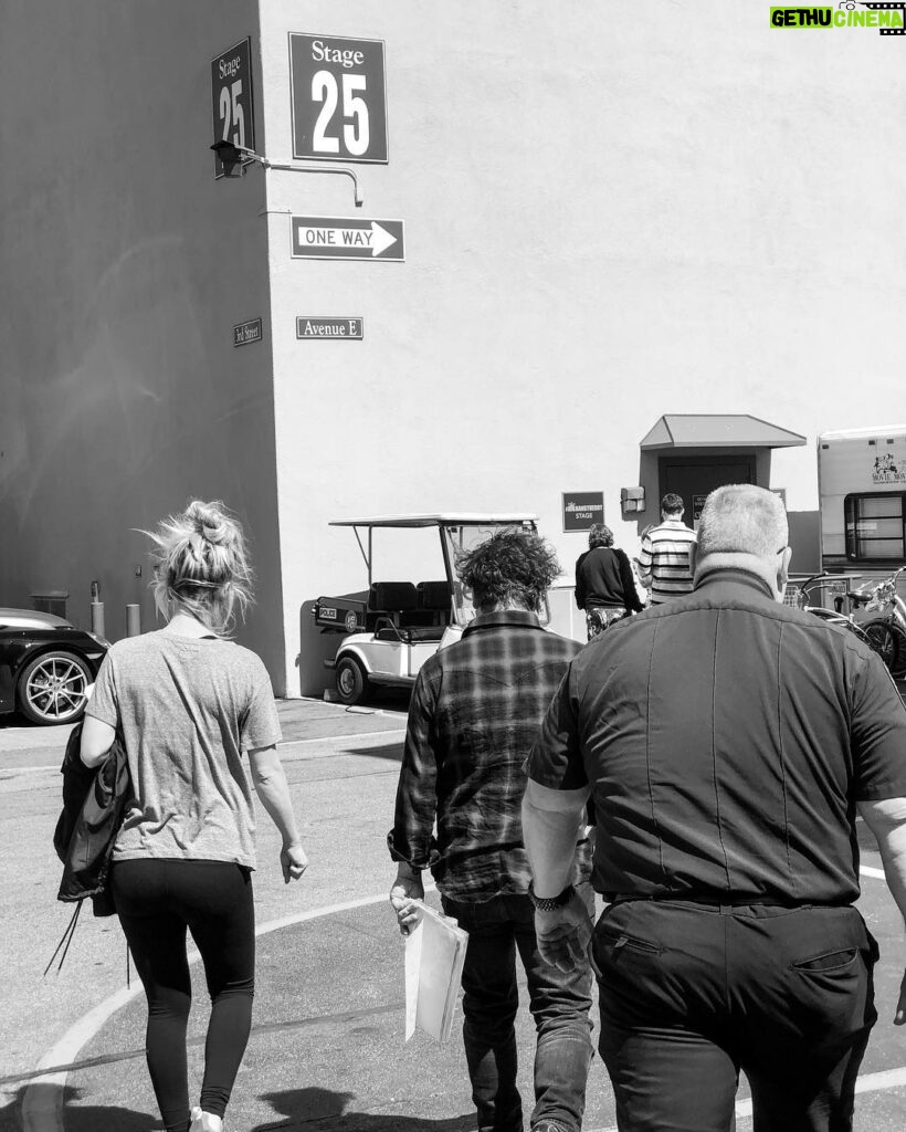 Johnny Galecki Instagram - The walk onto stage for our final run-through rehearsal. L-R: @kaleycuoco @sanctionedjohnnygalecki @missmayim @therealjimparsons and Brother Olaf, security extraordinaire / poet. #sendcombs 📸: @a.ayers10