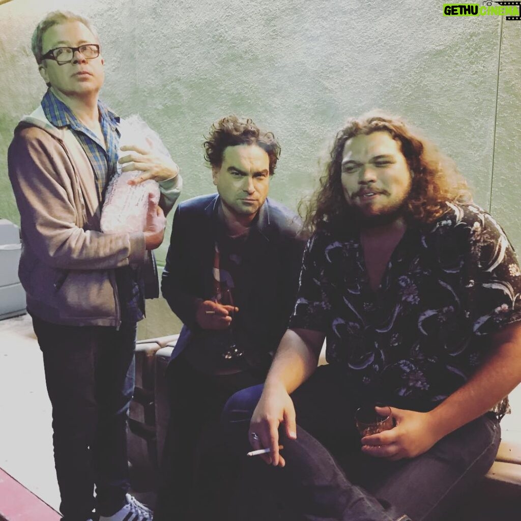 Johnny Galecki Instagram - Gas N’ Sip with @ergill2 and @mrjmachanson “It’s a choice, man.” #dissedinthemalibu #prophets