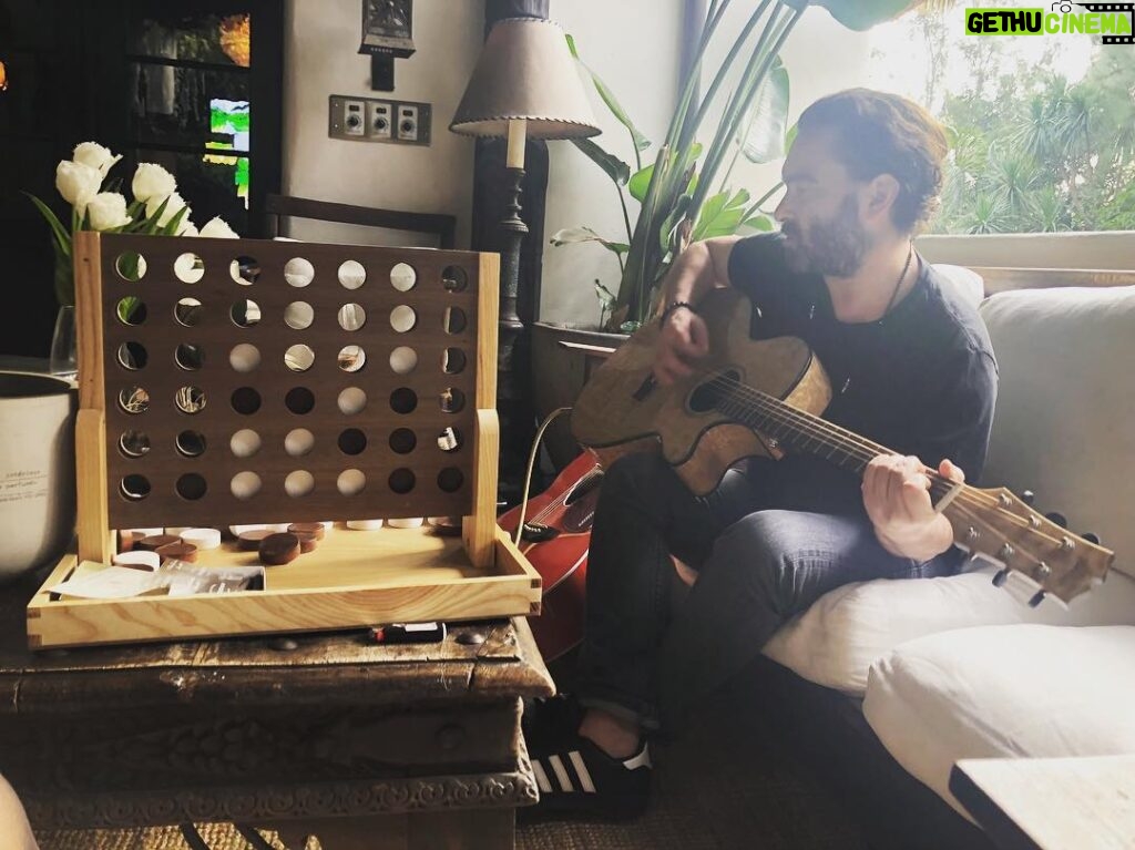 Johnny Galecki Instagram - Morning 🎸 and Connect 4.