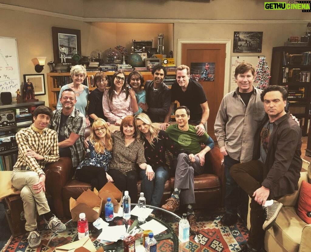 Johnny Galecki Instagram - As our remaining days on the @bigbangtheory_cbs stage dwindle, I will be occasionally posting each department of our amazing crew and staff who have worked very hard all these years and receive much too little credit for it. Here we have our “Second Team” or Stand-In Artists... @daddyjohnnyv @markbarrett98 #blanesavage #sandijohnson #gildastratton #ronidressel #phyllistimbes and #simonhelberg @themelissarauch @missmayim @kaleycuoco @kunalkarmanayyar @therealjimparsons