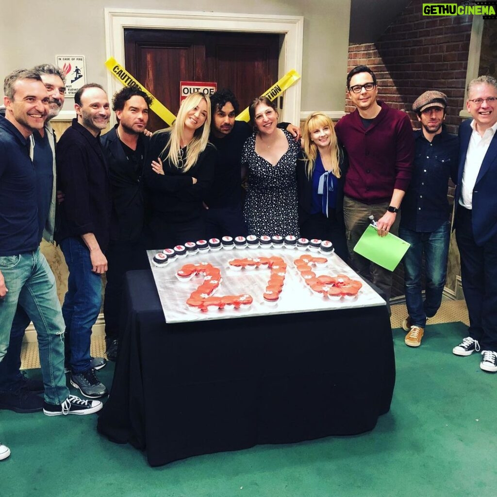 Johnny Galecki Instagram - We made history this AM as we began stage work on episode 276, making @bigbangtheory_cbs the longest running live audience sit-com ever. From the very bottom of our hearts, THANK YOU to all the fans that have been on this incredible ride with us all along. L-R: @mildmanneredsteveholland #chucklorre @stevemolaro @kaleycuoco @kunalkarmanayyar @missmayim @themelissarauch @therealjimparsons #simonhelberg @billprady