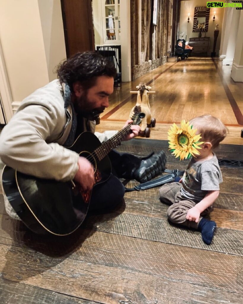 Johnny Galecki Instagram - Nashville Dads need to play two instruments simultaneously to impress their kids. ❤ #guitar&harmonica