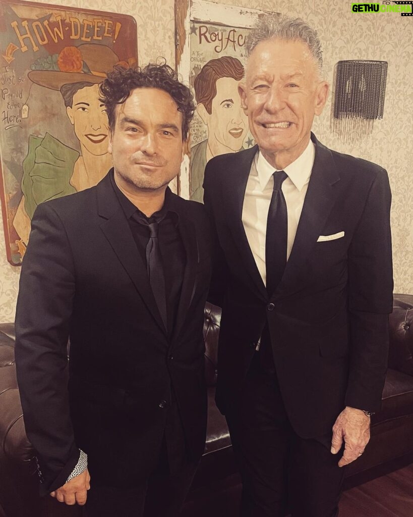 Johnny Galecki Instagram - A very heartfelt THANK YOU to my longtime friend @lyle_lovett for his dedication of “12th of June” to me and my family at @theryman last night. I will never forget it. Thanks also to his Large Band (they aren’t big). It’s truly a special gift to see and hear instruments played by their best players in the world. Especially when playing songs by one of our greatest songwriters ever. See you soon, fellas. And thank you again. XO.