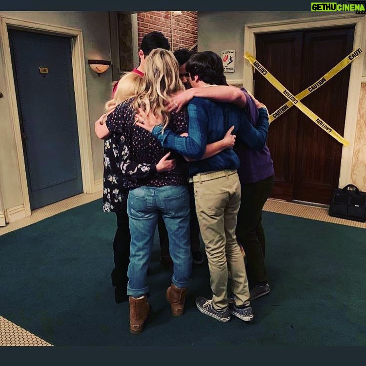 Johnny Galecki Instagram - More feelings than words can express. @kaleycuoco @therealjimparsons #simonhelberg @kunalkarmanayyar @themelissarauch @missmayim @bigbangtheory_cbs