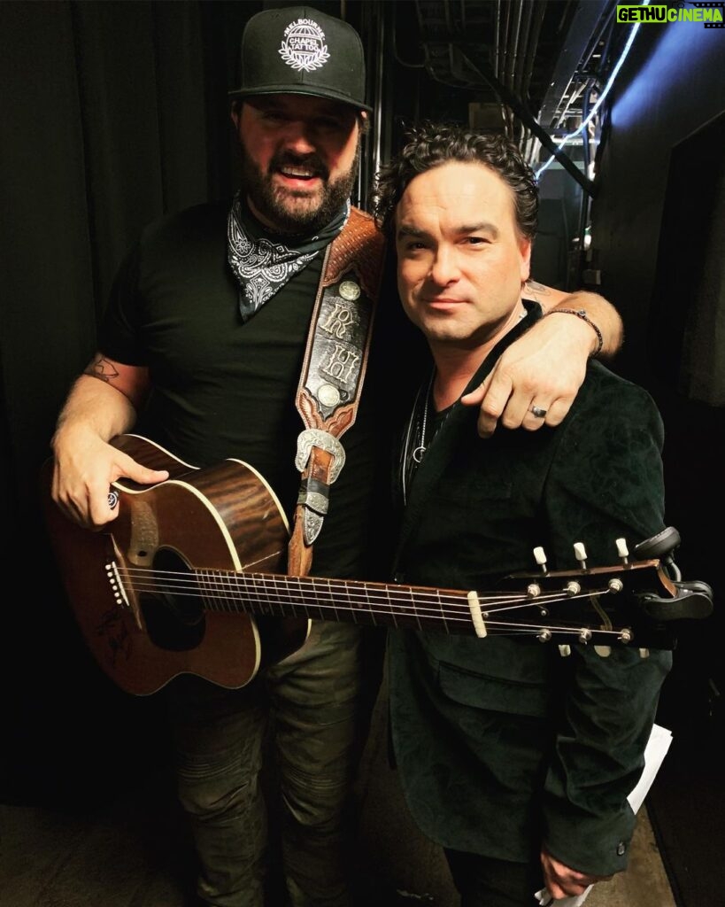 Johnny Galecki Instagram - Had a blast with my #unlikelypal @randyhouser last eve @iheartcountry @iheartradio Check out his new incredible album, Magnolia, released tomorrow! 📽: @tatianahouser