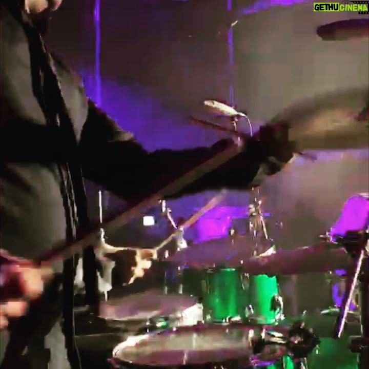 Johnny Galecki Instagram - When Rick Springfield’s band asks you to play drums. And you say, “Sorry, but I’ve broken my left hand.” And then @rickspringfield says “Well, then just play on one. Play on “Jessie’s Girl,”’ you suddenly think, “Well, I don’t really NEED two hands for the rest of my life anyway.” #amputateifneeded #jessiesgirl 📽: @corymichaelwood