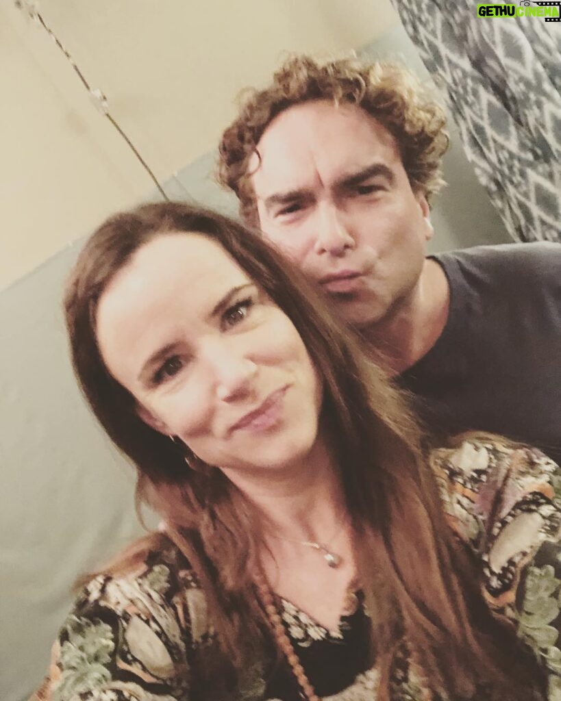Johnny Galecki Instagram - Reunited and it feels so good. It’s been much too long since we shared a camera together @juliettelewis I ❤ you very much. #youowemeatourshirt