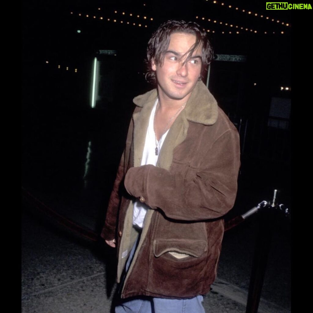 Johnny Galecki Instagram - #tbt Oh, the 90’s were fun. Saved a ton of money on shampoo and tailoring.