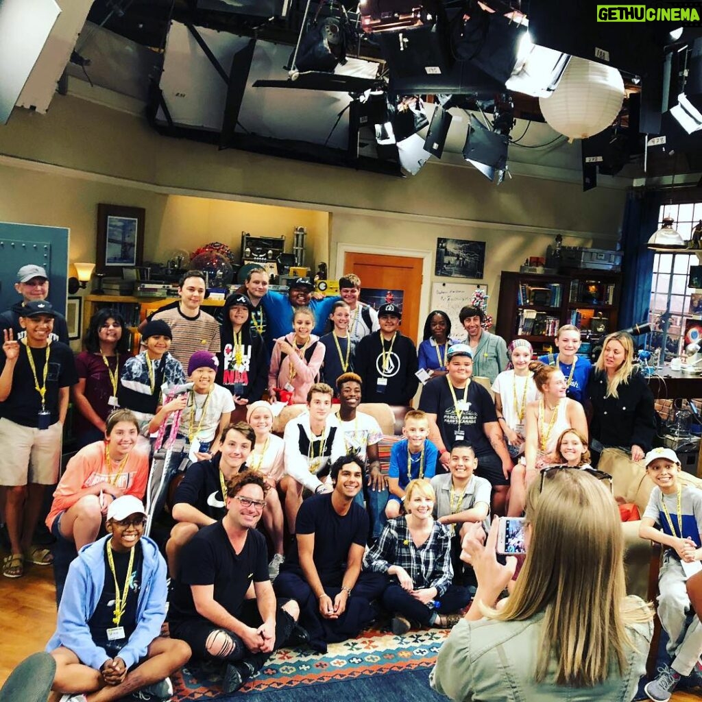 Johnny Galecki Instagram - Another beautiful visit from our dear friends @sunshinekidsorg All of us at @bigbangtheory_cbs love y’all. @normancook @therealjimparsons #simonhelberg @kunalkarmanayyar @themelissarauch Special thanks to #Andysacks for helping to make it happen all these years. ❤️❤️❤️