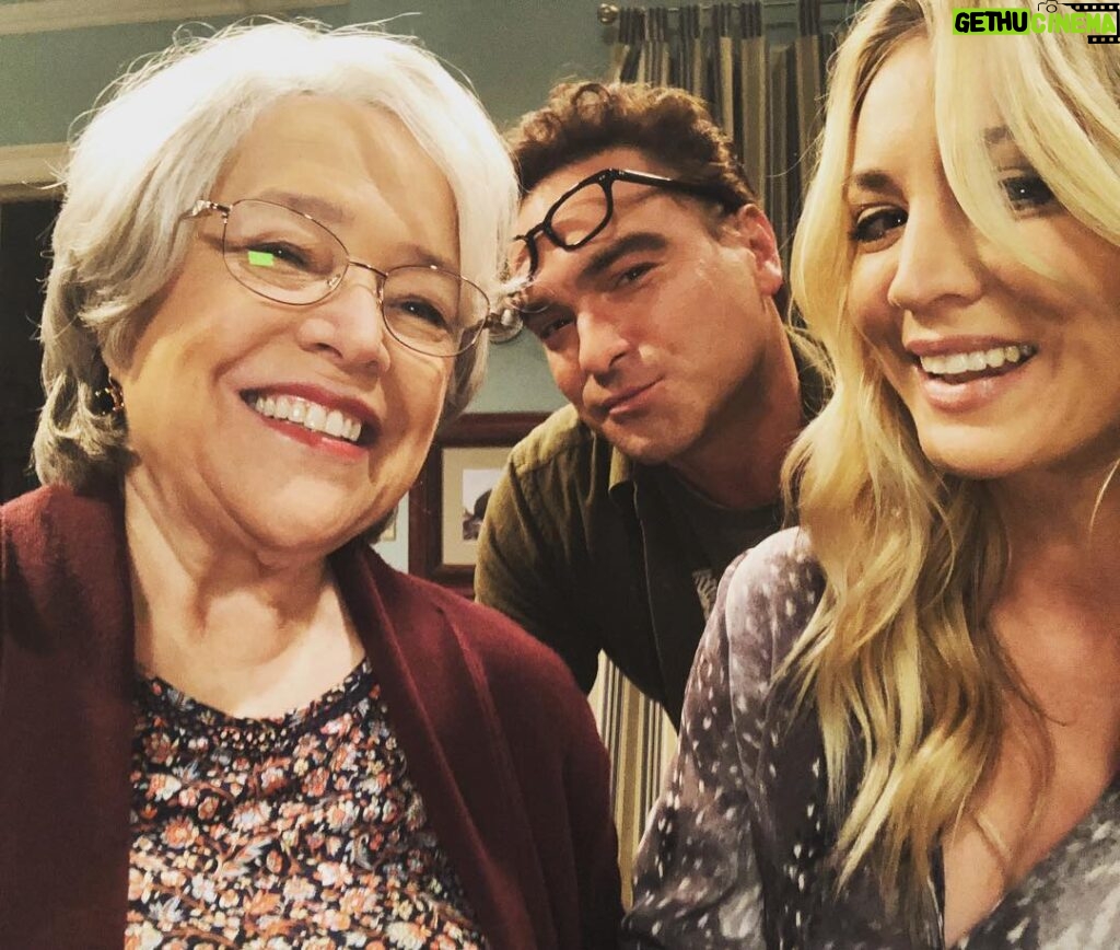 Johnny Galecki Instagram - When the actress who originated Annie Wilkes says to you out of nowhere “You look like the devil,” you’re both flattered and considering a return to therapy. The incomparable #KathyBates @normancook @bigbangtheory_cbs #behindthescenes
