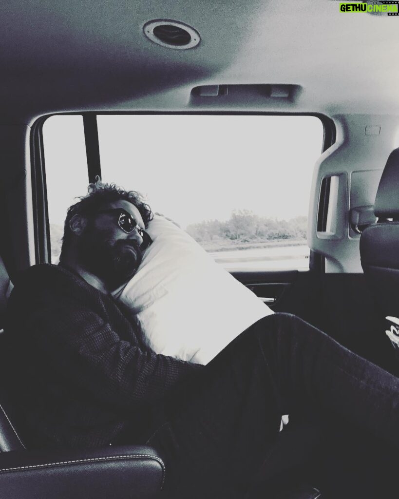 Johnny Galecki Instagram - Chicago bound. #gettinggoodatnaps 📸: @alainamariemeyer