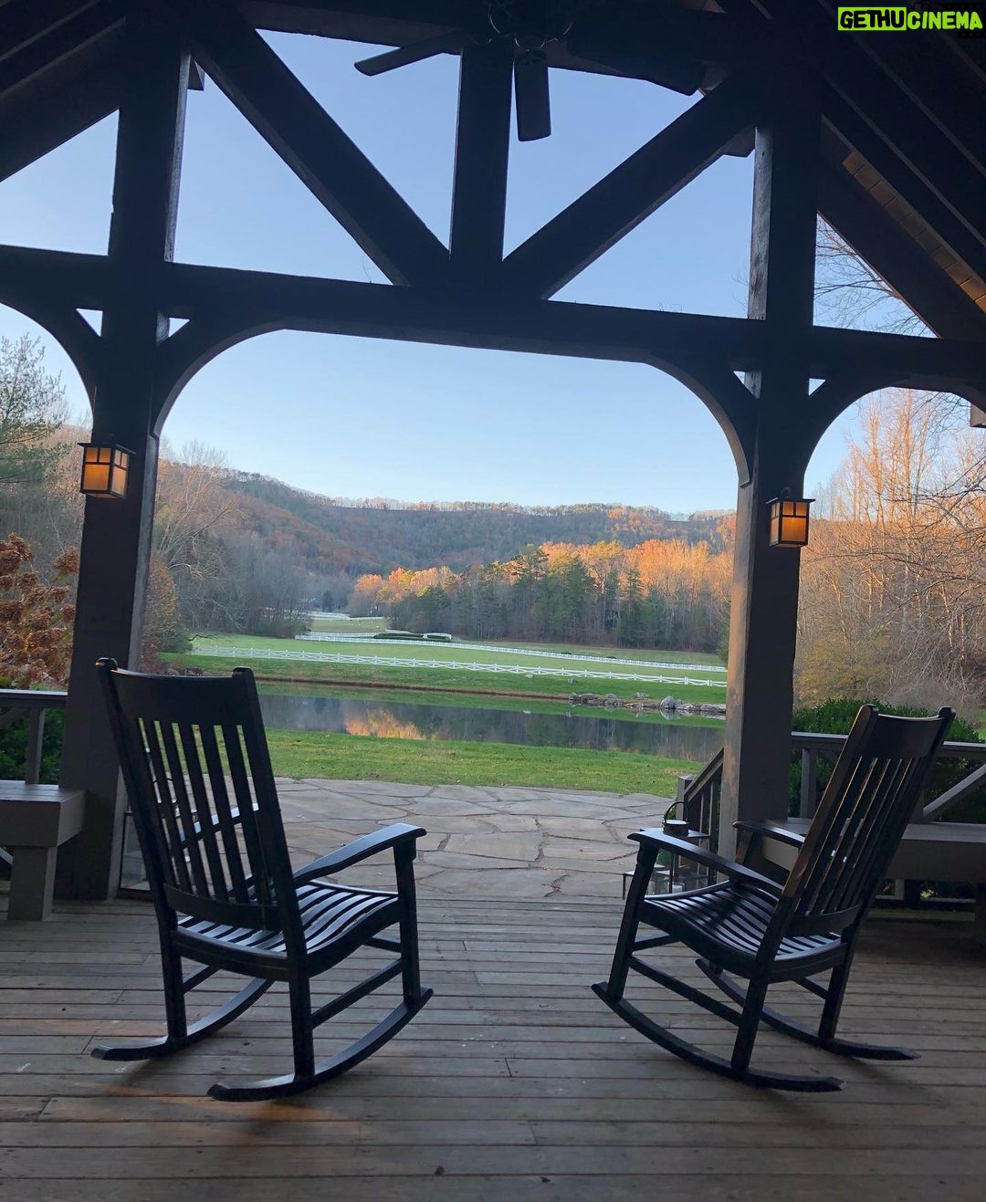 Johnny Galecki Instagram - Thank you, Knoxville, TN. Miss you very much. ❤️❤️❤️