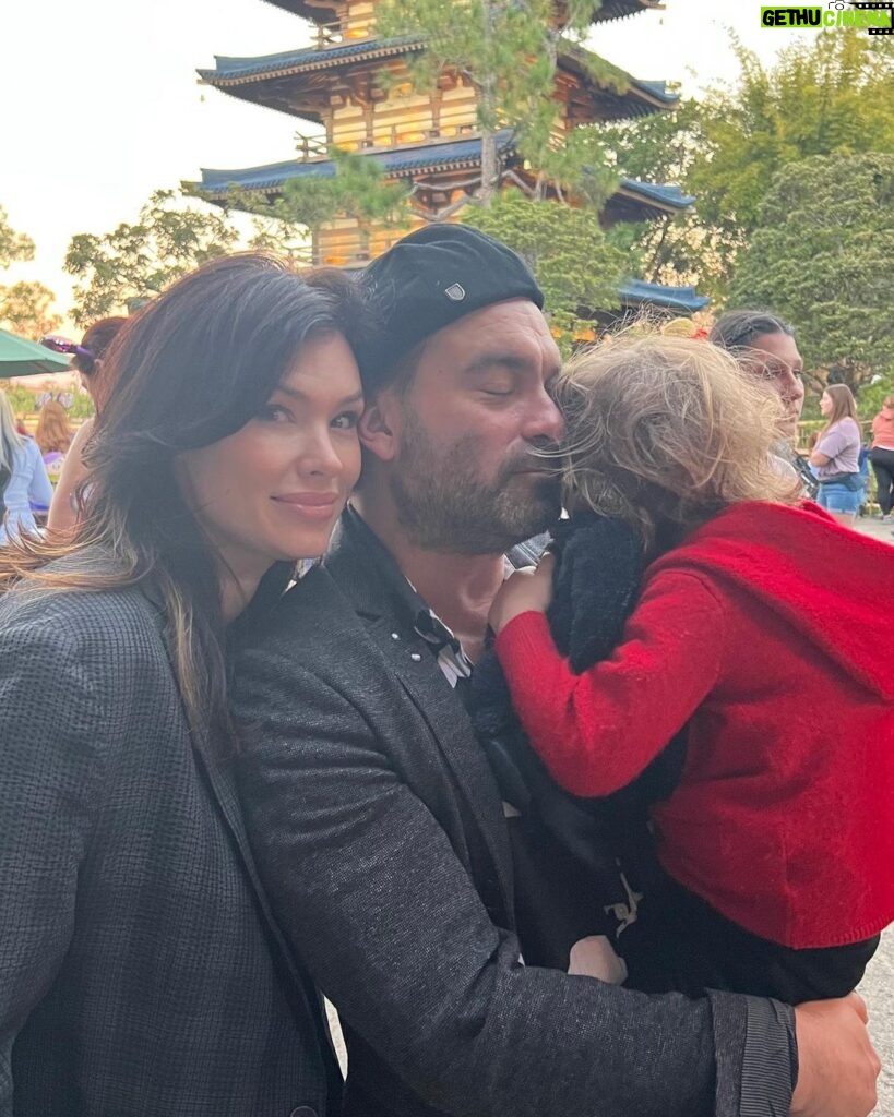 Johnny Galecki Instagram - #absolutehappiness Thank you to Mickey & gang for a magical post-holiday holiday. @disneyparks @waltdisneyworld #waltdisneyworld ❤