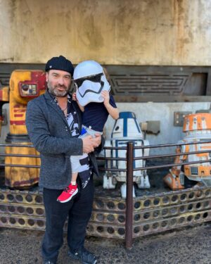 Johnny Galecki Instagram - #absolutehappiness Thank you to Mickey & gang for a magical post-holiday holiday. @disneyparks @waltdisneyworld #waltdisneyworld ❤️